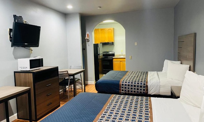 Baytown Hotel | Convenient Stay at Palace Inn - Baytown I-10 with Breakfast