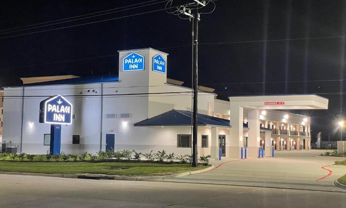 Baytown Hotel | Family-Friendly Retreat at Palace Inn Blue - Garth Rd
