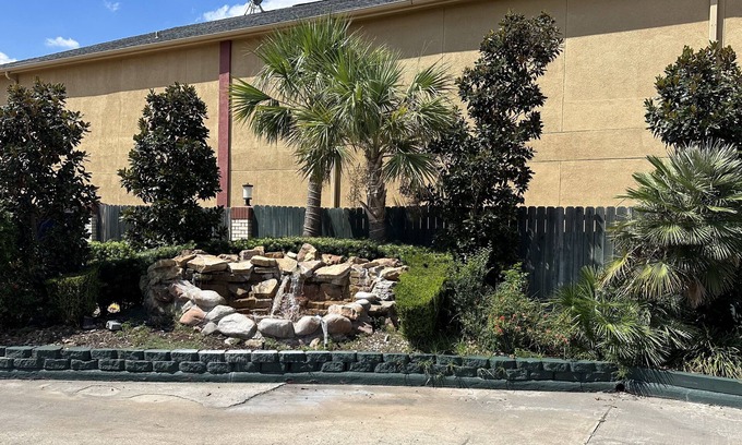 Southeast Houston Hotel | Comfortable Stay at Palace Inn I-45 with Spa & Breakfast