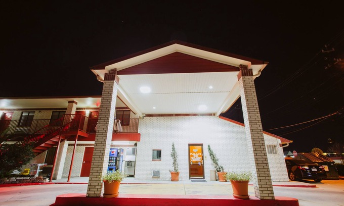Lawndale/ Wayside Hotel | Cozy Stay at Palace Inn Wayside with Breakfast & Kitchen