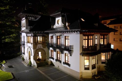 Navia Hotel | Discover Palacio Arias: Rated 8.4 with Pool & Dining