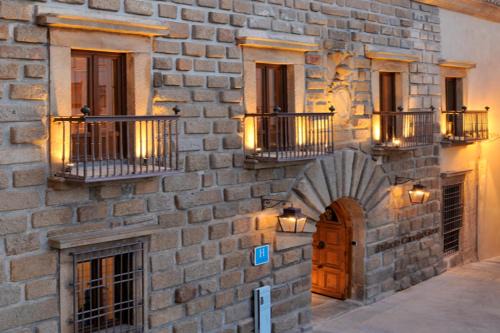 Plasencia Hotel | Elegant Palacio Carvajal Girón: Rated 8.8 with Pool & Hot Tub