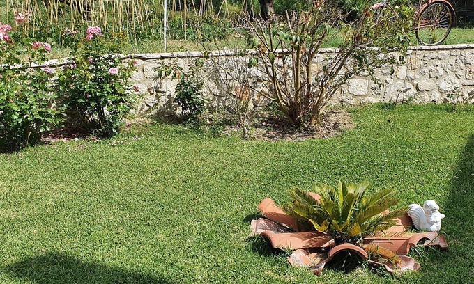Aktio-Vonitsa Apartment | Palairos: Garden Retreat with Wi-Fi, BBQ & Breakfast