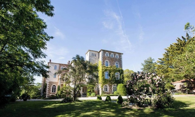 Sainte-Foy House | Inviting Estate Just 10 Minutes from the Beach