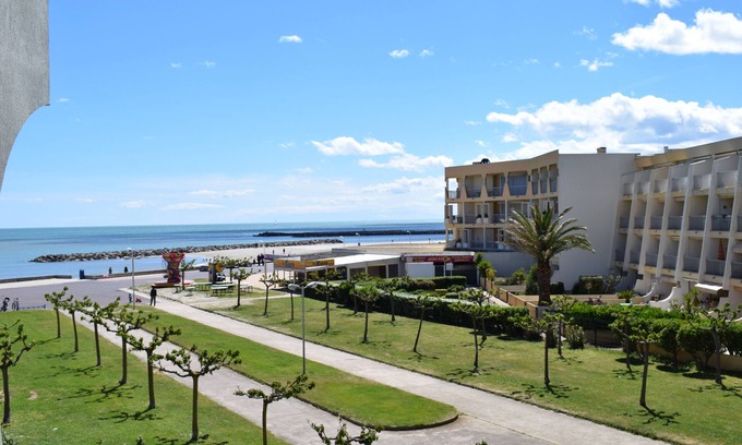 Palavas-les-Flots Apartment | Oceanfront F2 Apartment in Palavas-les-flôts with Pool