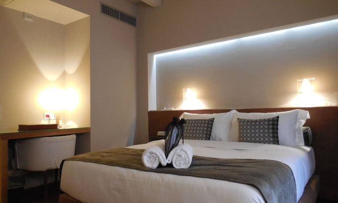 Peschiera del Garda City Centre Hotel | Elegant Palazzo Ai Capitani: 4-Star with Family-Friendly Amenities