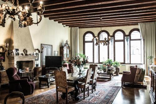 Historic Centre Apartment | Elegant Palazzo Altinate - Note di Piano with Pet-Friendly Perks