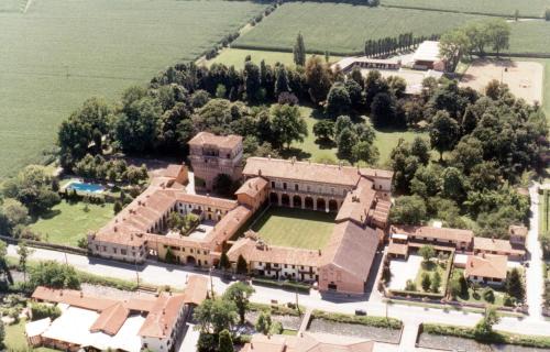 Torre Pallavicina Apartment | Palazzo Barbò: Family-Friendly with Pool & Pet Amenities
