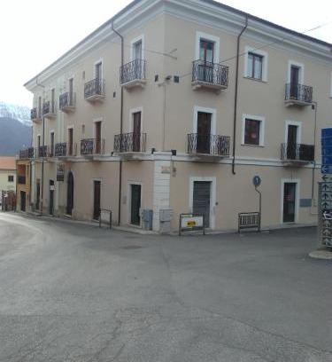 San Demetrio ne' Vestini Apartment | Tranquil Palazzo Camelot: Family-Friendly with Breakfast