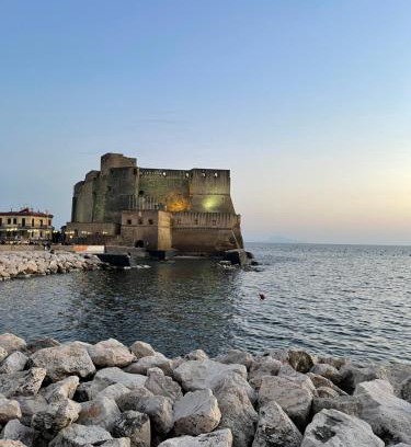 Mergellina Apartment | Discover Palazzo del Golfo: Family-Friendly with Breakfast!