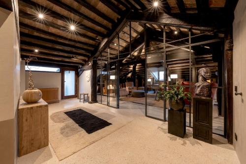 San Polo Apartment | Elegant Palazzo dell'albero d'Oro: Guest Rated 9.8/10