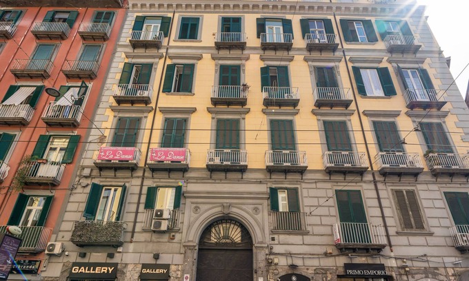 Montecalvario Apartment | Elegant Palazzo della Porta: Family-Friendly with Breakfast