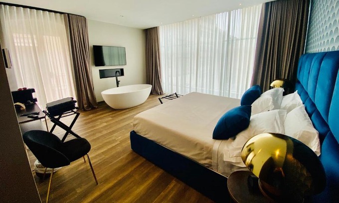 Bari City Centre Hotel | Elegant Palazzo Gatto Bianco: Guest Rated 9/10 with Hot Tub