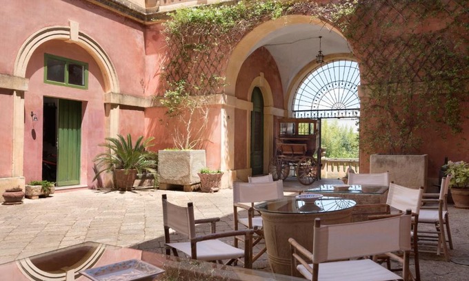 Morciano di Leuca Bed & Breakfast | Discover Palazzo Laura: Family-Friendly Hotel with Dining