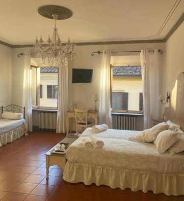 Montevarchi Bed & Breakfast | Elegant Palazzo Mari Suite & Rooms B&B with Great Amenities