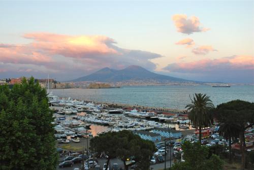 Mergellina House | Elegant Palazzo Mele Residence: Family-Friendly Escape