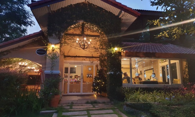 Mu Si Hotel | Explore Palazzo Pavone Gallery & Resort with Pool & Dining