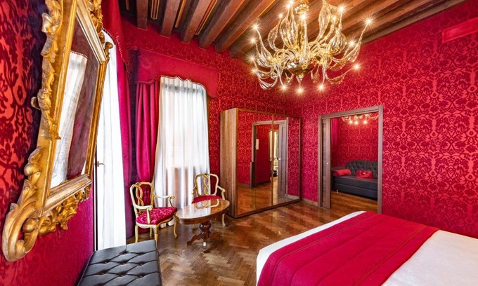 Castello Hotel | Elegant Palazzo San Lorenzo - Pet Friendly & Highly Rated