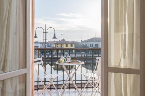 Codigoro Apartment | Guest Rated 10/10: Palazzo Spada with River Balcony View