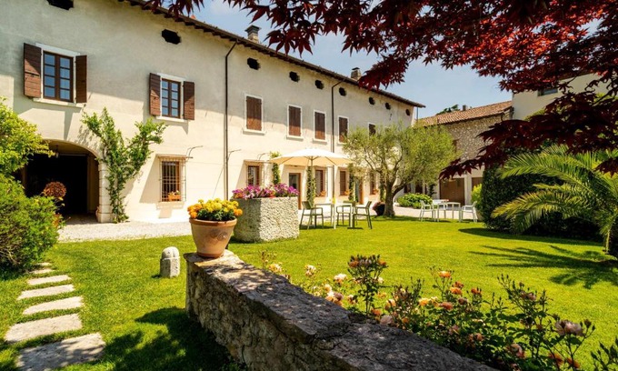 Portese Apartment | Top-Rated Palazzo Trevignane: Family-Friendly Retreat