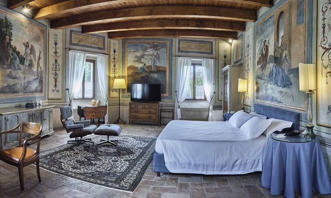 Montegridolfo Hotel | Enchanting Palazzo Viviani: Pool & Dining in Montegridolfo