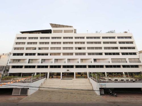 Sayajiganj Hotel | Cozy Palette Hotel Surya: Family-Friendly with Great Amenities