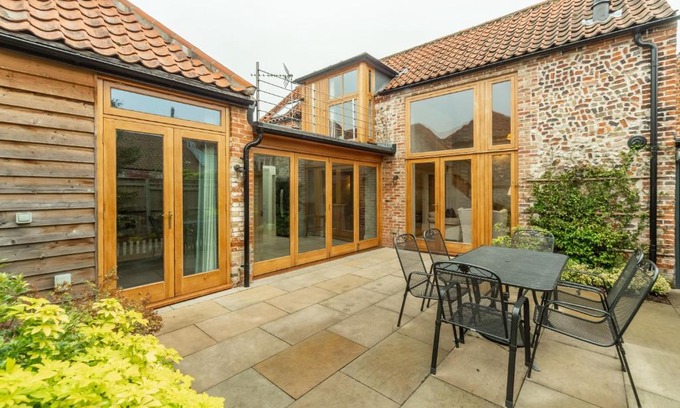 Burnham Market House | Family-Friendly Retreat at Palgrave Barn for Memorable Stays