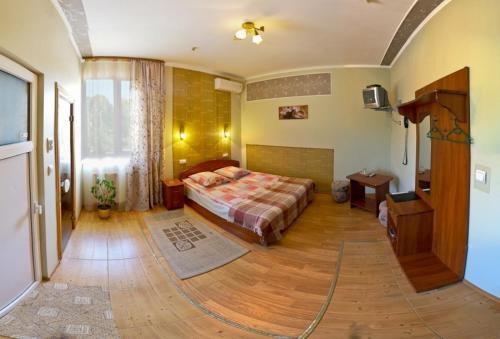 Vinnichki Hotel | Cozy Pallada Motel: Pet Friendly with Pool & Restaurant