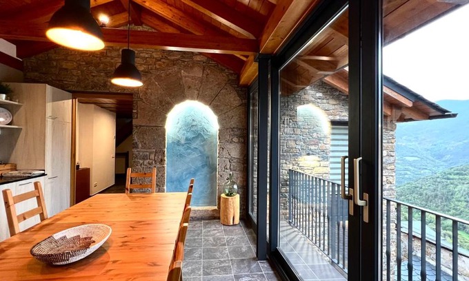 Sort House | Discover Paller de Bordalé: Family-Friendly with Breakfast
