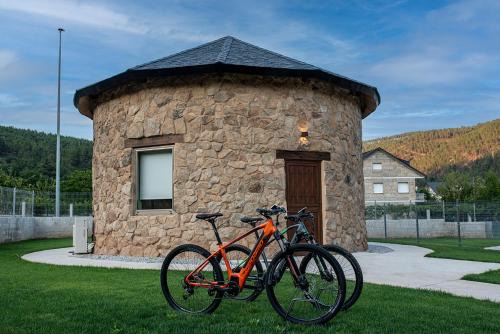 Laza Apartment | Pallozas Turisticas Ridicodias - A Pedra: Pet-Friendly Haven