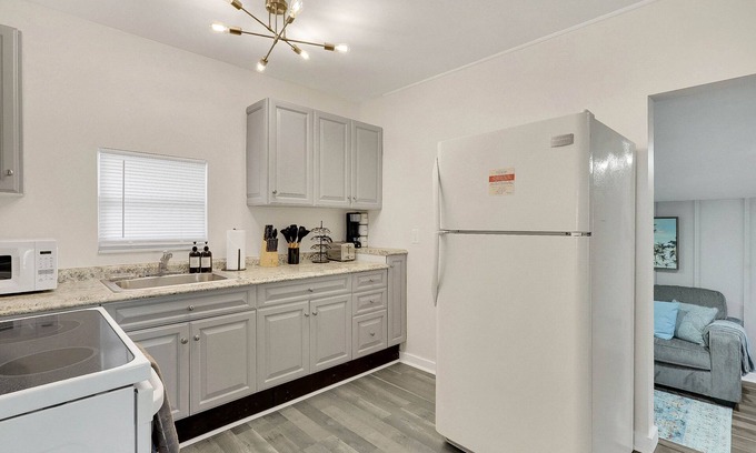 Palm Beach - West Palm Beach Cottage | Palm Beach Bungalow Escape: Pet-Friendly with Spa & Hot Tub