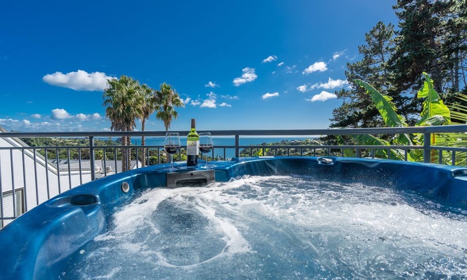Waiheke Island Villa | Tranquil Palm Beach Cottage with Private Spa and Wifi