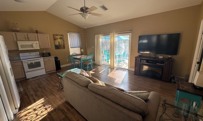 Palm Harbor Apartment | Cozy Palm Coast Apartment with Pool and Spa Amenities