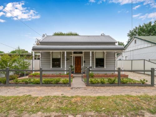 Benalla House | Family-Friendly Getaway at Palm Cottage - Rated 9.8/10