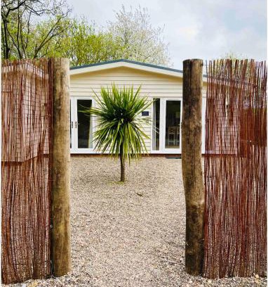 Etchinghill House | Cozy Palm Cottage: Pet-Friendly Stay with 9.4/10 Rating