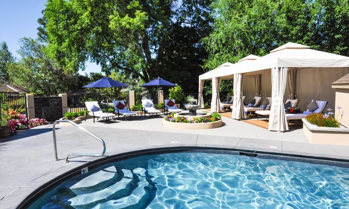 Ashland Hotel | Cozy Palm Cottages: Family-Friendly with Pool & Breakfast