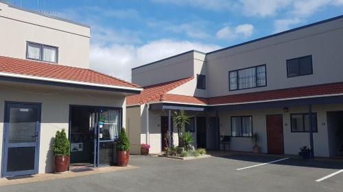 Otorohanga Hotel | Relaxing Stay at Palm Court Motel with Breakfast Included