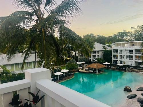 Palm Cove Apartment | Oceanfront Palm Cove Beach Club Penthouse - Rated 9.9/10