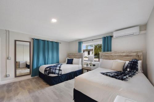 Clearwater Hotel | Family-Friendly Palm Cove Motel with Pool and Pet Access