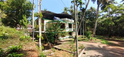 Inna House | Pet-Friendly Retreat at Palm Creek for Family Fun
