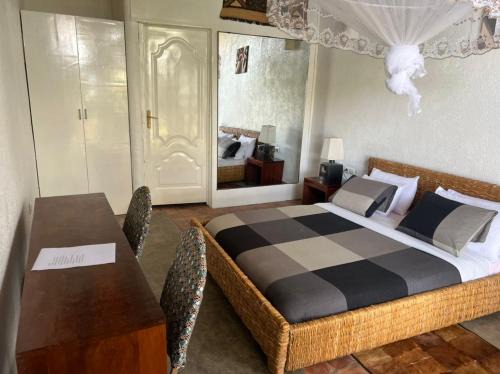 Gisenyi Hotel | Cozy Palm Garden Resort: Pet Friendly & Great Breakfast