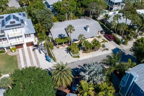 Holmes Beach Villa | Unforgettable Palm Haven: Rated 10/10, Pet & Child Friendly