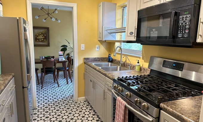 West Pensacola House | Top-Rated Palm Haven Bungalow with Family-Friendly Amenities