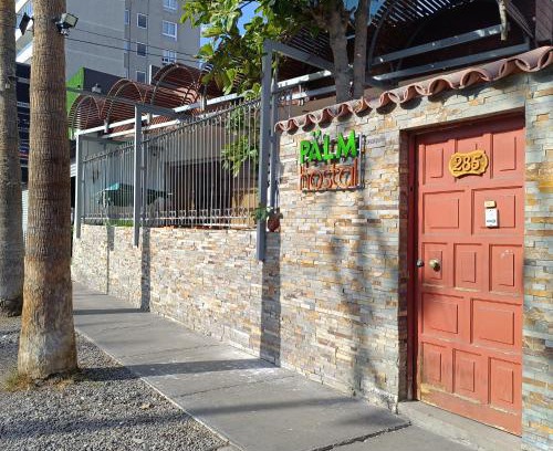 Cavancha House | Cozy Palm Hostal: Family-Friendly with Kitchen Amenities