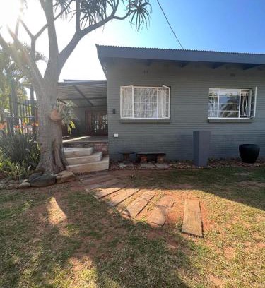 White River House | Family-Friendly Palm House Accommodation with Kitchen Access