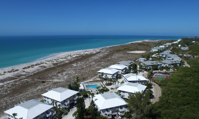 Palm Island Villa | Elegant Palm Island 1 Bedroom Deluxe Villa with Oceanfront Views