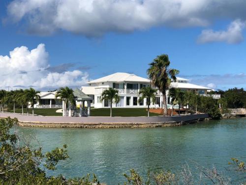 Discovery Bay Apartment | Experience Family-Friendly Comfort at Palm Point Loft