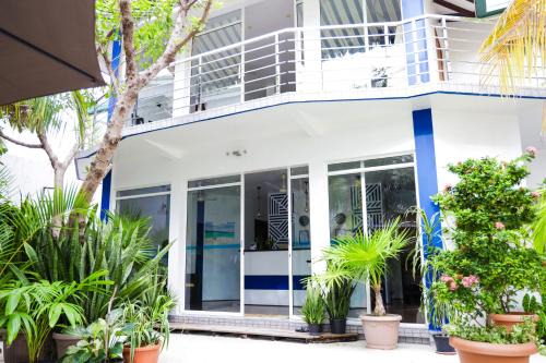 Rasdhoo House | Charming Palm Residence: Pet-Friendly with Ocean Views