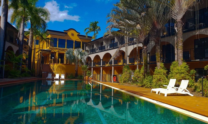 Manunda Hotel | Experience Comfort at Palm Royale Cairns with Pool Access