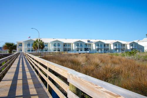 Atlantic Beach Hotel | Welcoming Palm Suites with Pool & Family-Friendly Amenities